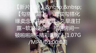 农贸市场旁无门排坑土厕高清偸拍各个年龄段女人方便黑丝大白屁股美少妇很诱人